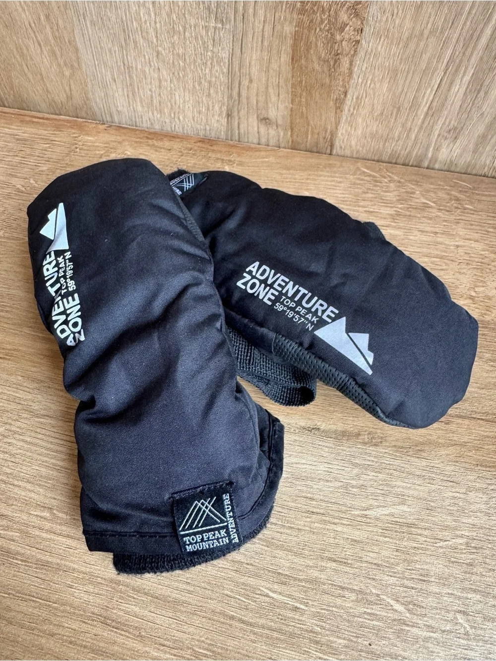 3M Thinsulate Black Adventure Zone Kids Mittens